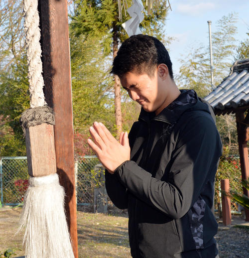 練習場の近くの神社でお参りする西（2020年1月3日）