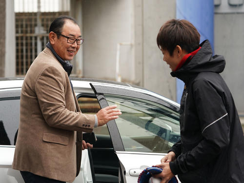 岡田（右）とあいさつを交わす中日・仁村2軍監督（左）（撮影・森本幸一）
