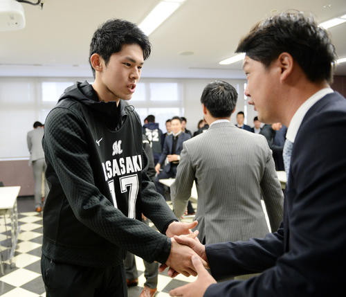 新人講義で周りの人たちと握手を交わすロッテ佐々木朗（撮影・横山健太）