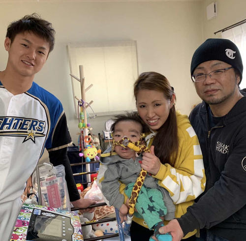 18年オフに宮城家を訪問した日本ハム田中瑛（左端）（本人提供）