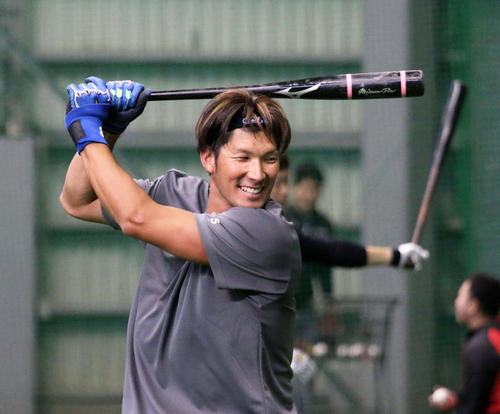 ティー打撃を行う日本ハム大田（撮影・木下大輔）