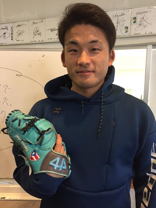 プエルトリコで物々交換したエメラルドグラブを持つロッテ山本（撮影・金子真仁）