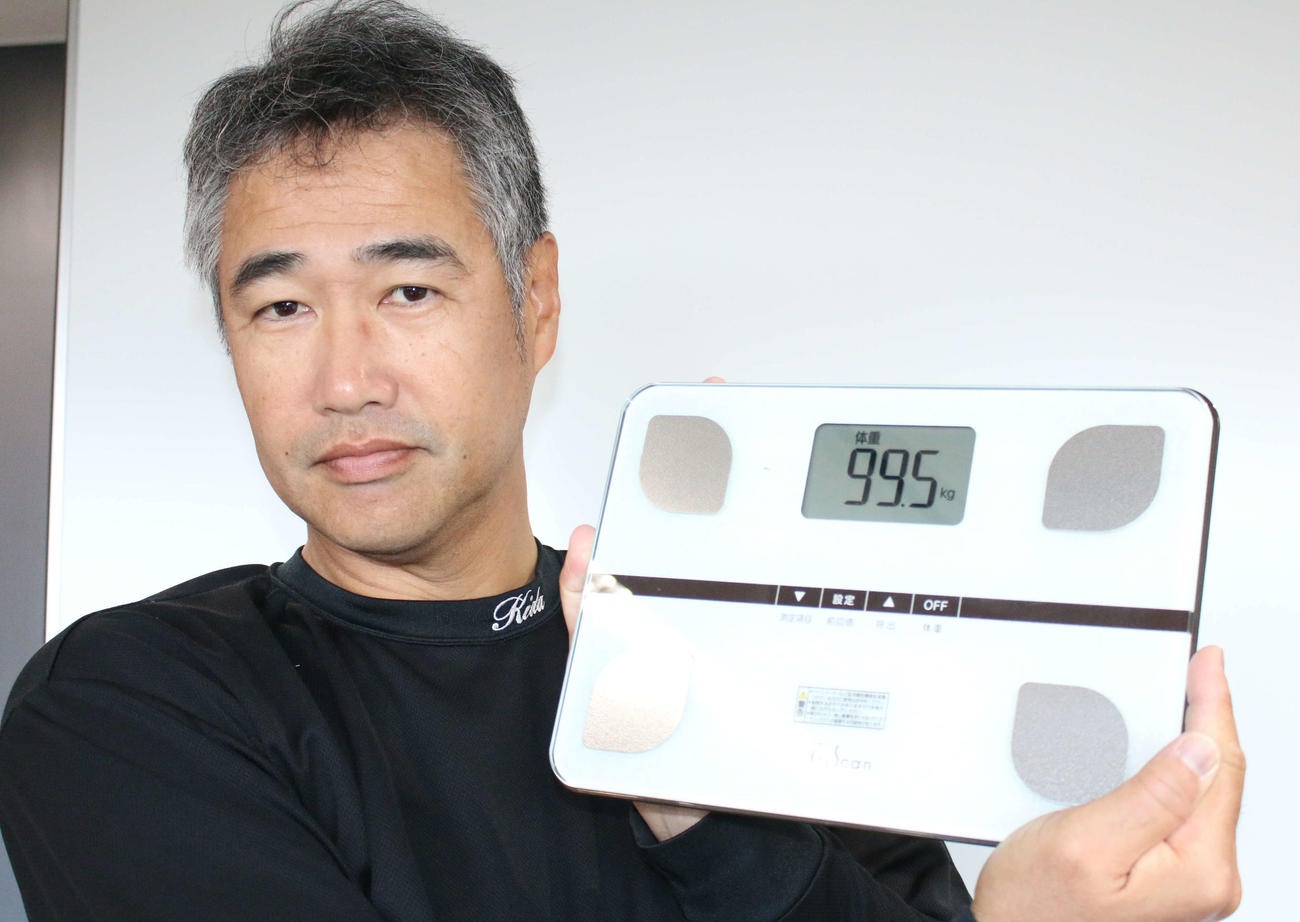 名護キャンプ初日までに体重100キロを切るダイエットに成功した日本ハム木田投手コーチ（撮影・木下大輔）