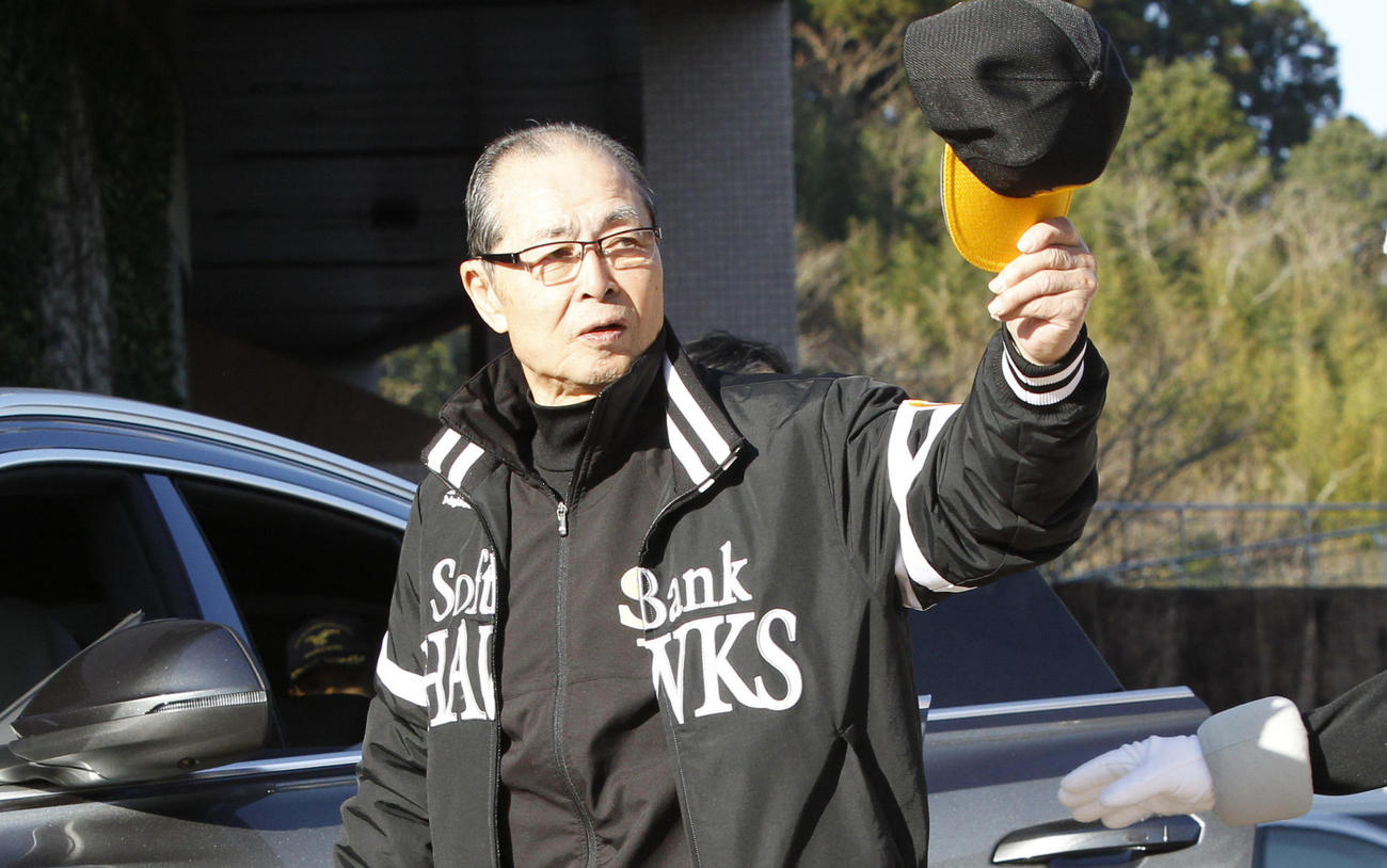 キャンプ地に到着したソフトバンク王貞治球団会長（撮影・菊川光一）