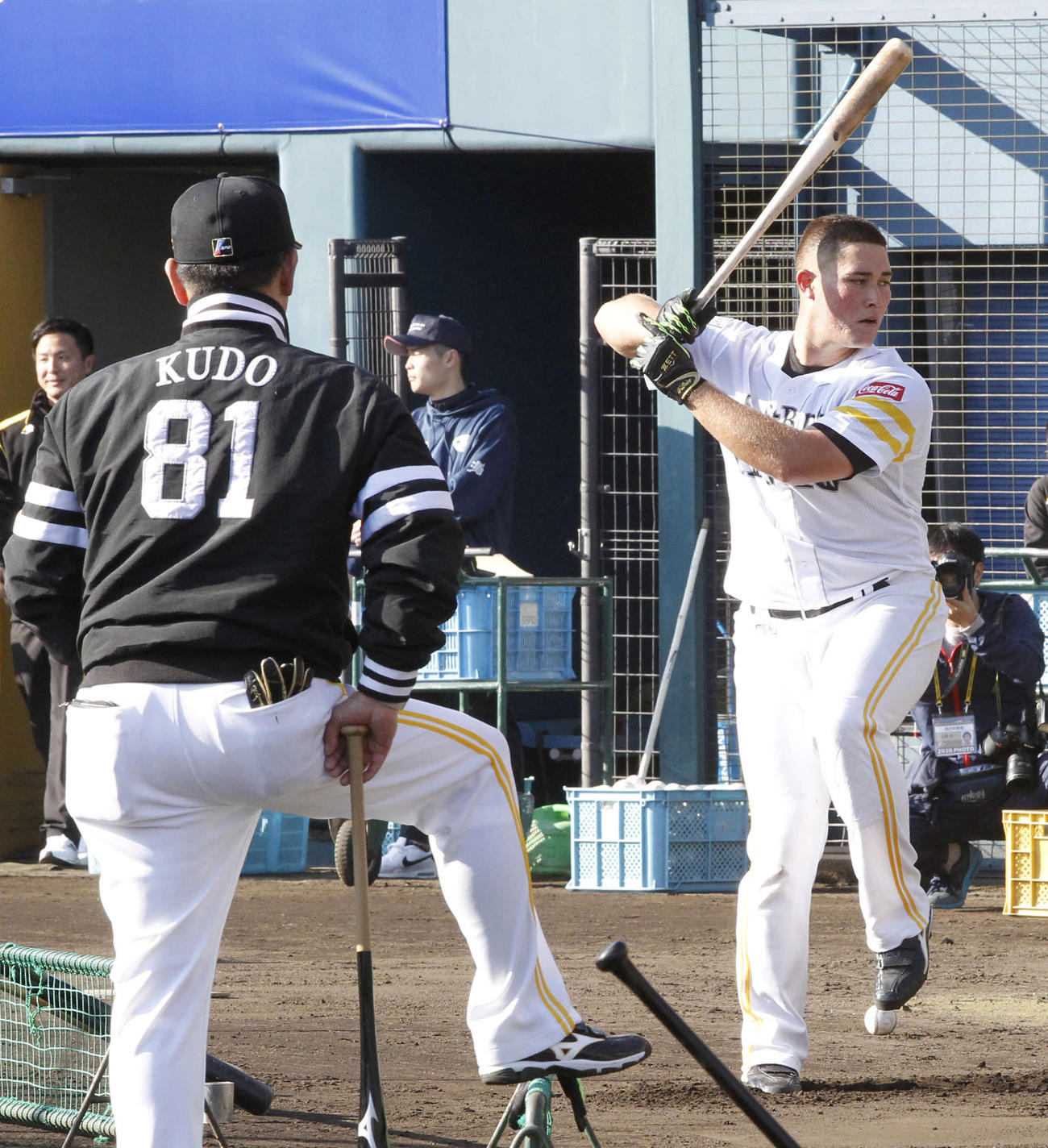 工藤監督（左）が見つめる中、ティー打撃を行う砂川リチャード（撮影・菊川光一）