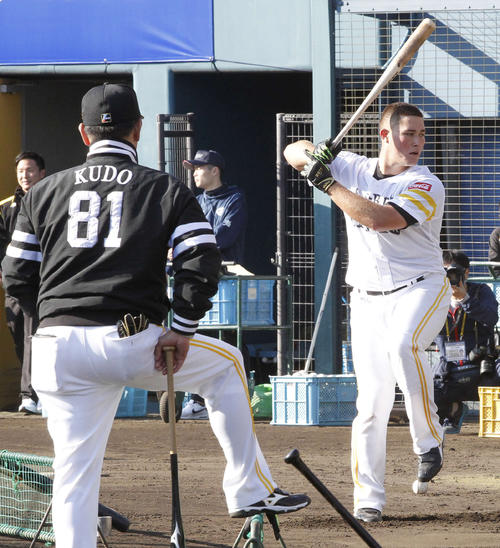 工藤監督（左）が見つめる中、ティー打撃を行う砂川リチャード（撮影・菊川光一）