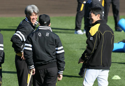 城島球団会長付特別アドバイザー（左）と談笑する和田。手前は王ソフトバンク球団会長