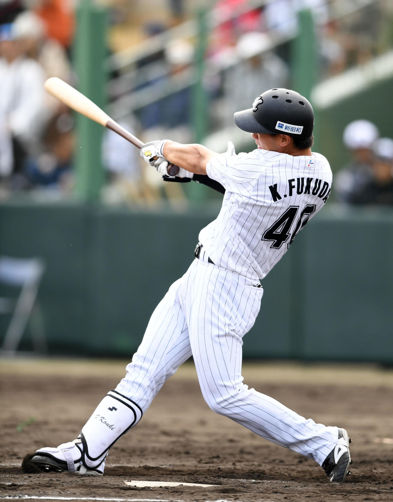 練習試合　ロッテ対楽天モンキーズ　6回裏ロッテ無死二塁、右中間へ2点本塁打を放つ福田光（撮影・横山健太）