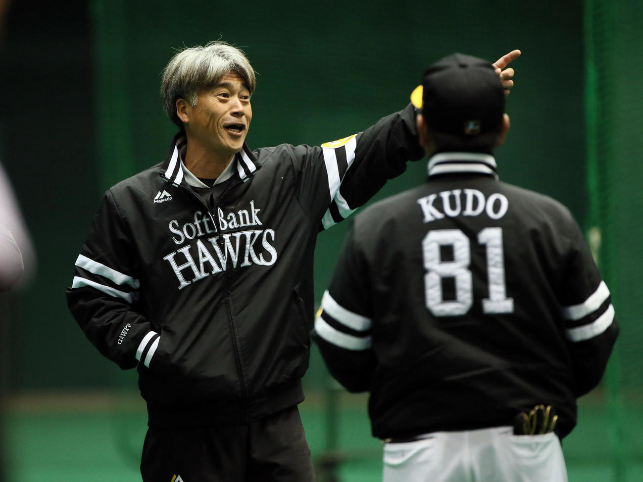 工藤監督（右）と話す城島球団会長付特別アドバイザー（撮影・栗木一考）