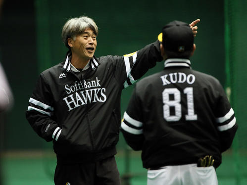 工藤監督（右）と話す城島球団会長付特別アドバイザー（撮影・栗木一考）