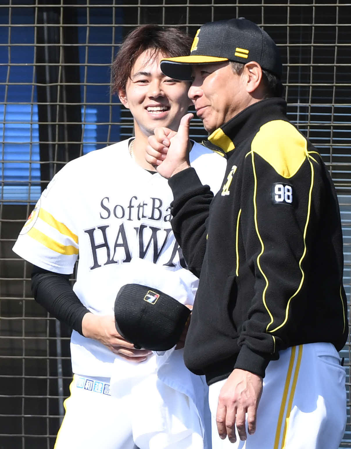 2回無安打の古谷（左）に高村コーチもサムアップ