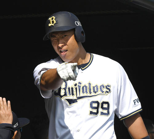 紅白戦で本塁打を放ちポーズを決めるオリックス杉本（2020年2月21日）