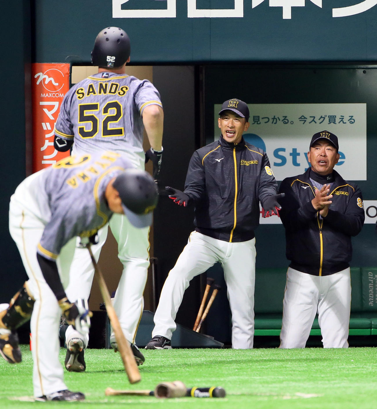 ソフトバンク対阪神　4回表阪神1死、サンズは左中間へ本塁打を放ち矢野監督（中央）に迎えられる（撮影・栗木一考）