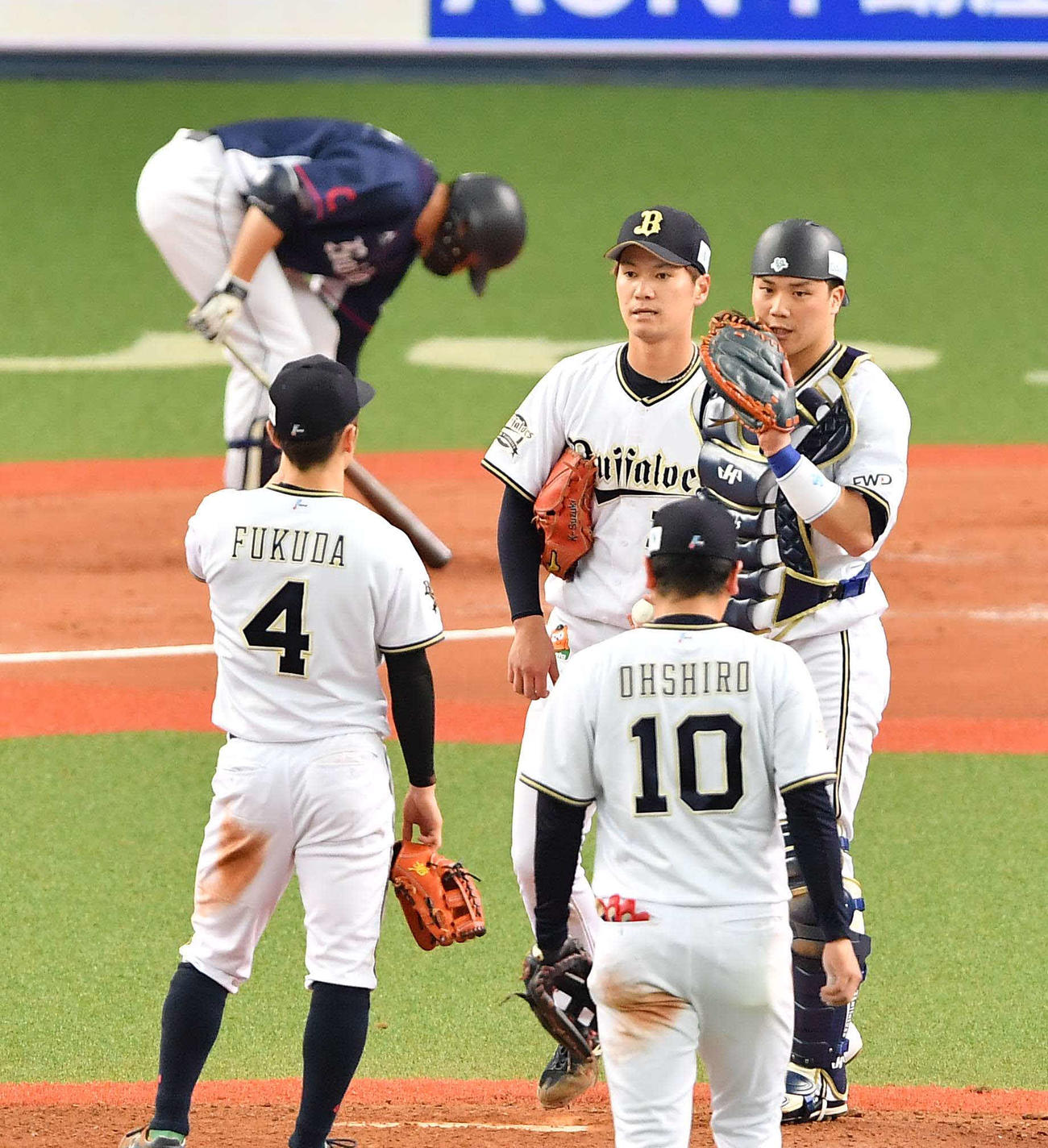 マウンドで伏見寅威（右）に声を掛けられるK－鈴木（2019年4月28撮影）