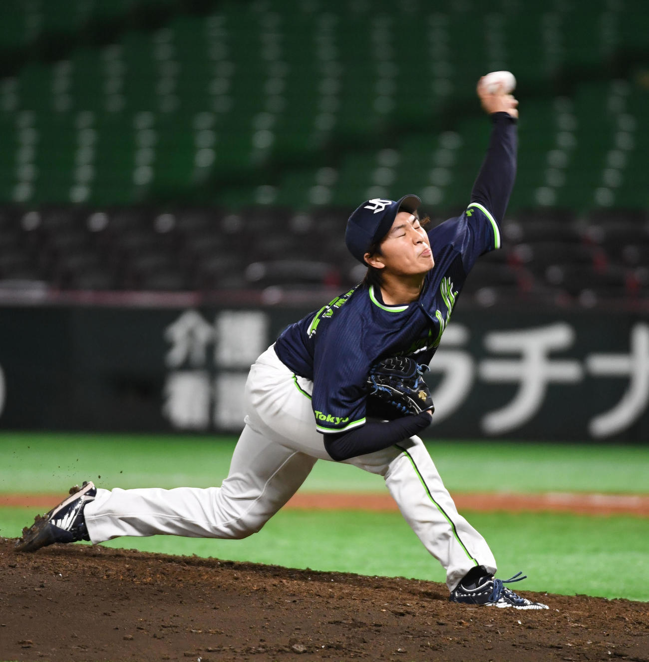 8回、1イニングを無失点に抑えるヤクルト長谷川（撮影・今浪浩三）