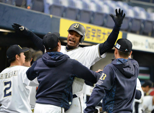 オリックス対ロッテ　1回裏オリックス2死一塁　ジョーンズは2点本塁打を放ちナインの祝福を受ける（撮影・渦原淳）