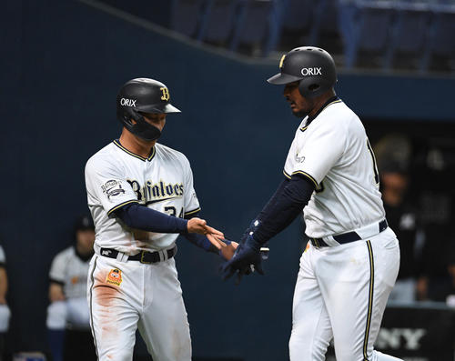 オリックス対ロッテ　1回裏オリックス2死一塁　ジョーンズは2点本塁打を放ち吉田正（左）に迎えられる（撮影・渦原淳）