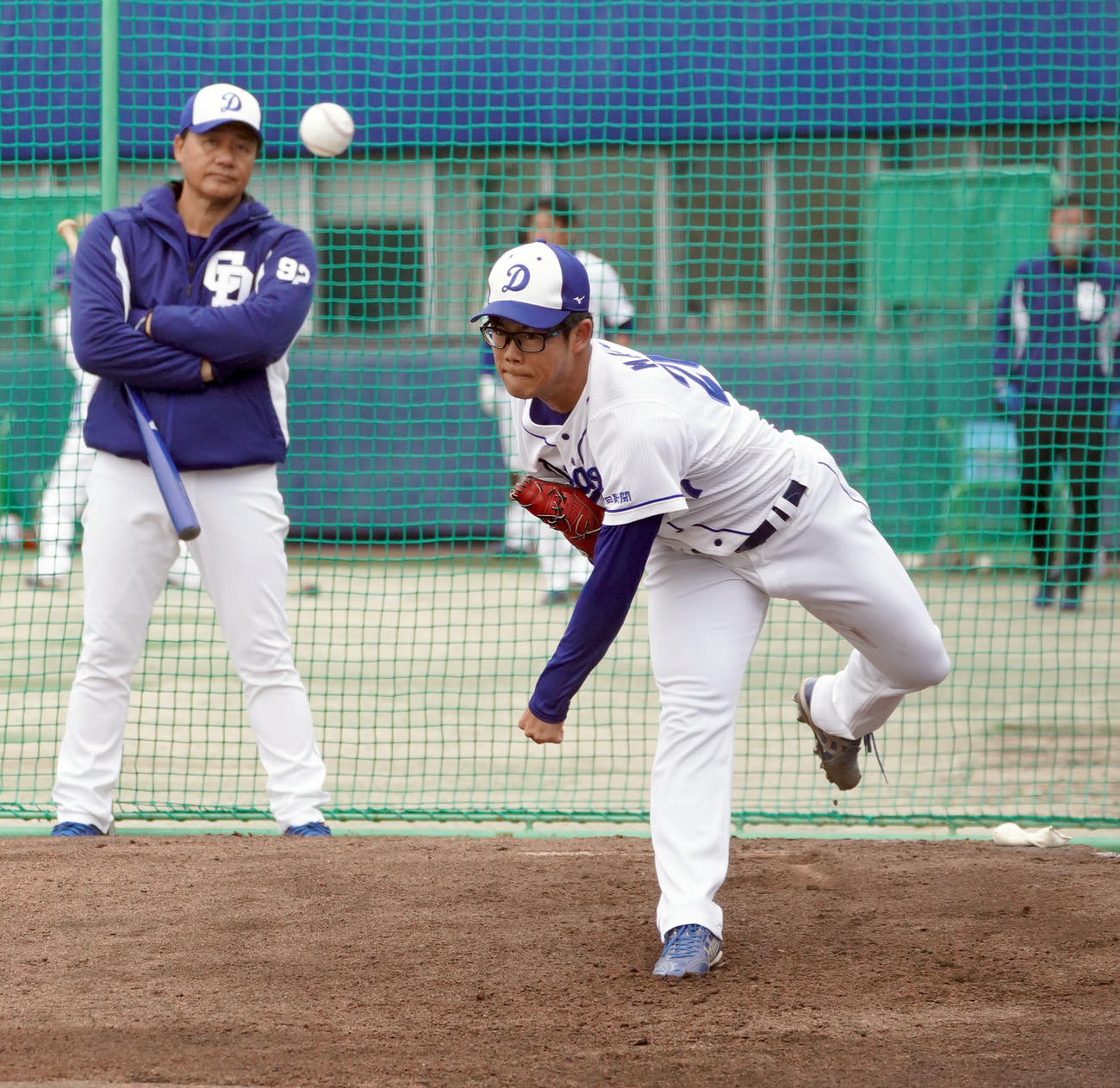 中日対西武　試合前、与田剛監督の見つめる中、ブルペンで投球練習をする松田亘哲（撮影・森本幸一）