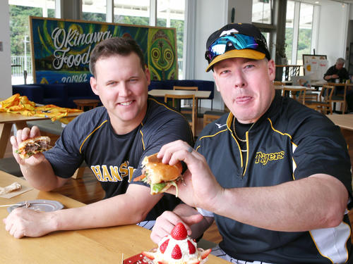 道の駅「ぎのざ」でギノザチーズミーバーガーを食べるサンズ（左）とボーア