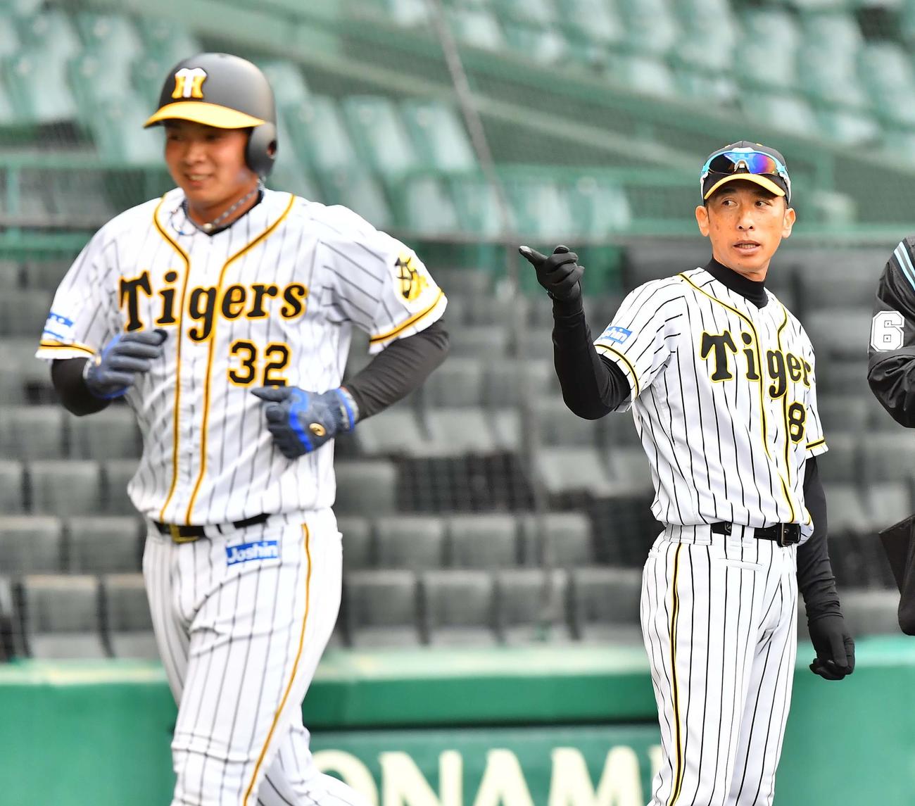 阪神対巨人　8回裏阪神攻撃終了、選手交代を告げる矢野監督。左は同点適時二塁打を放った井上（撮影・上田博志）