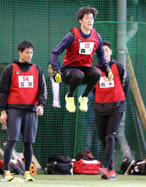 新人自主トレ初日に軽快な動きで高い跳躍力を見せる森下暢仁（2020年1月8日撮影）