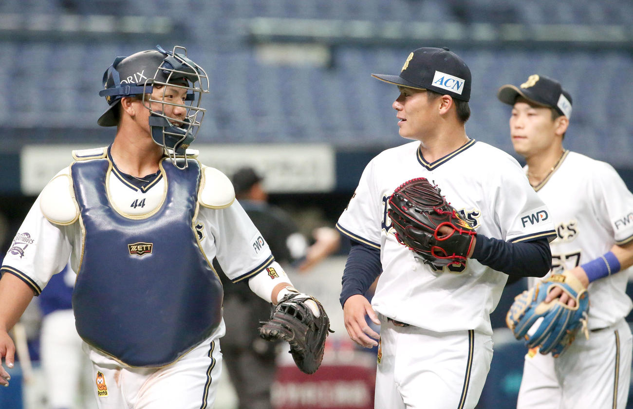 山本由伸（中央）と話す捕手の頓宮（撮影・上山淳一）