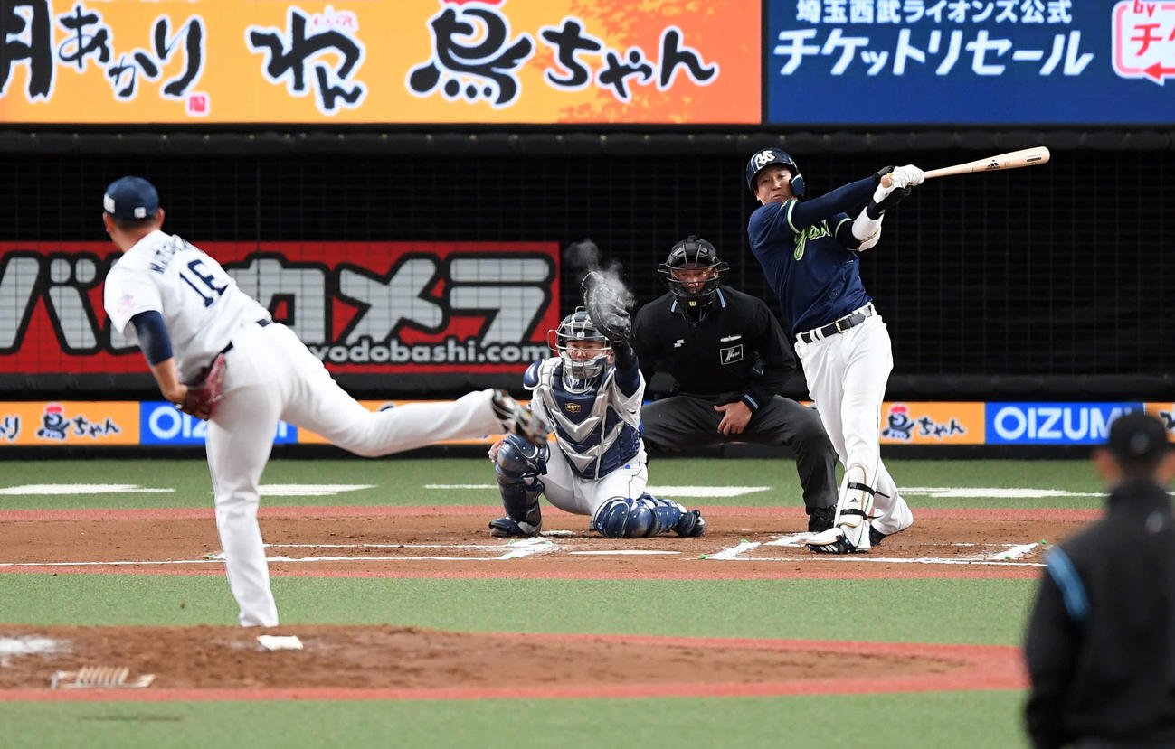 西武対ヤクルト　6回表ヤクルト無死、空振り三振に倒れる山田哲。投手松坂（撮影・たえ見朱実）