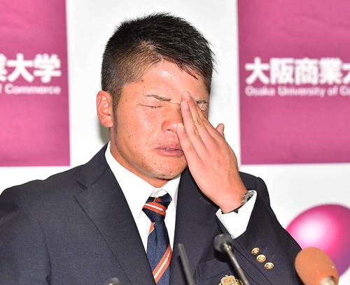阪神育成1位で指名され会見で涙を流す大商大・小野寺暖（2019年10月17日撮影）