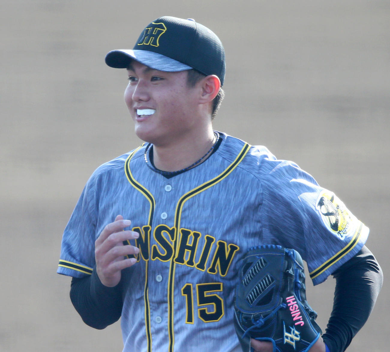 2軍練習試合オリックス対阪神　8回裏に登板した西純は3人で終え笑顔でベンチに引き揚げる（撮影・上山淳一）