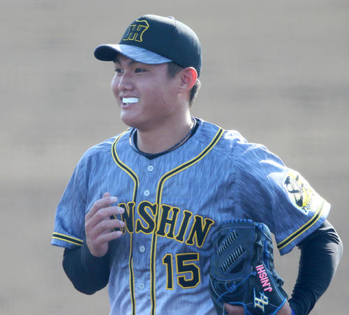 2軍練習試合オリックス対阪神　8回裏に登板した西純は3人で終え笑顔でベンチに引き揚げる（撮影・上山淳一）