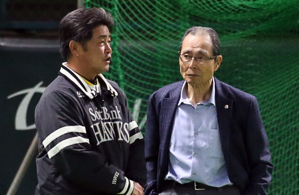 工藤監督（左）と話す王球団会長（撮影・栗木一考）