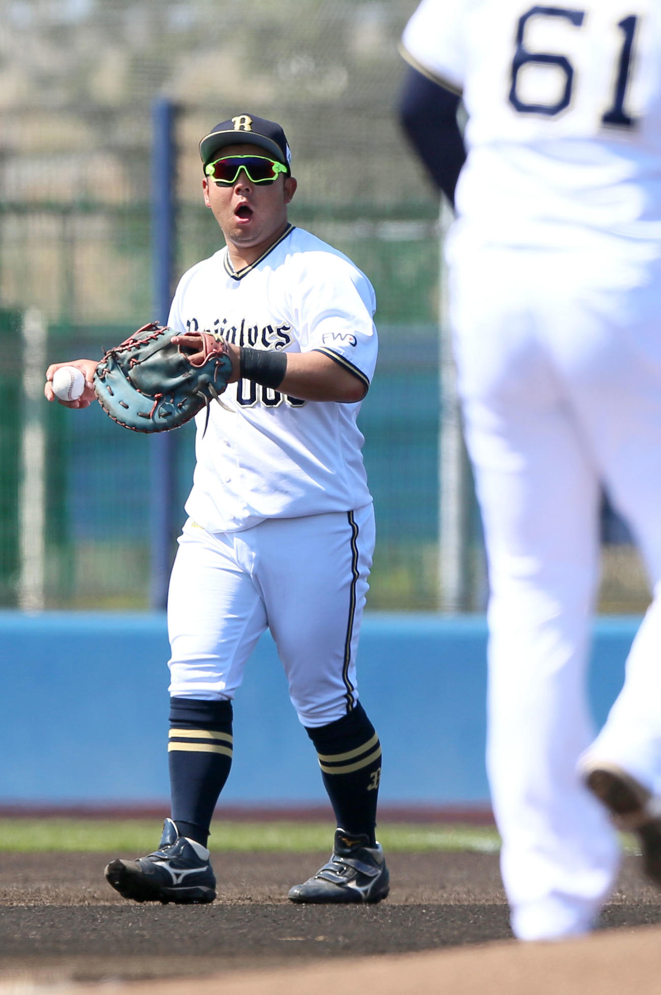 19日、一塁を守る大下はマウンドの榊原にゲキを飛ばす（撮影・上山淳一）