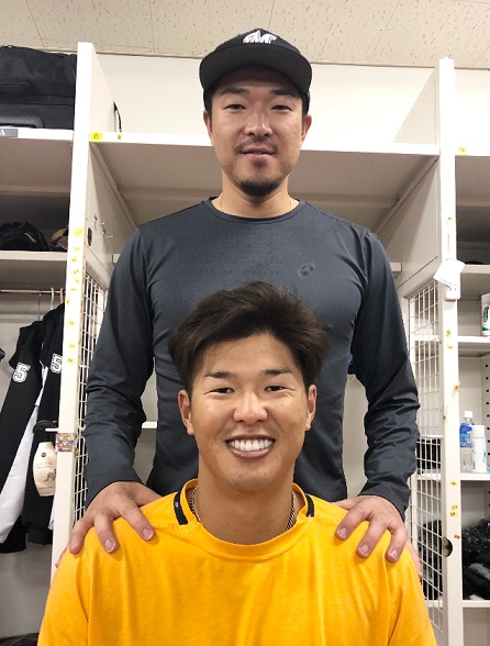 球団SNSで先輩田中（上）との秘話を披露したロッテ中村奨（球団提供）