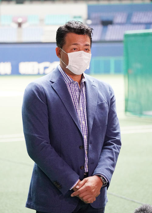 中日練習　練習が中止になりミーティング後、ドーム内で取材に応じる与田剛監督（撮影・森本幸一）