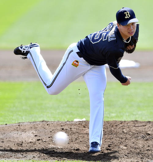 3月21日、楽天との練習試合に先発し力投するオリックス漆原