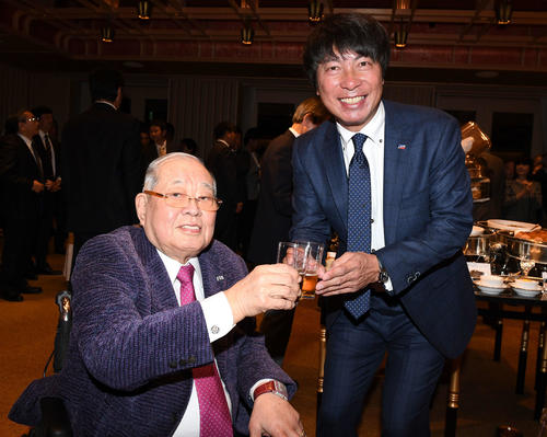 1月、ヤクルトOB総会で高津新監督と乾杯する野村克也さん