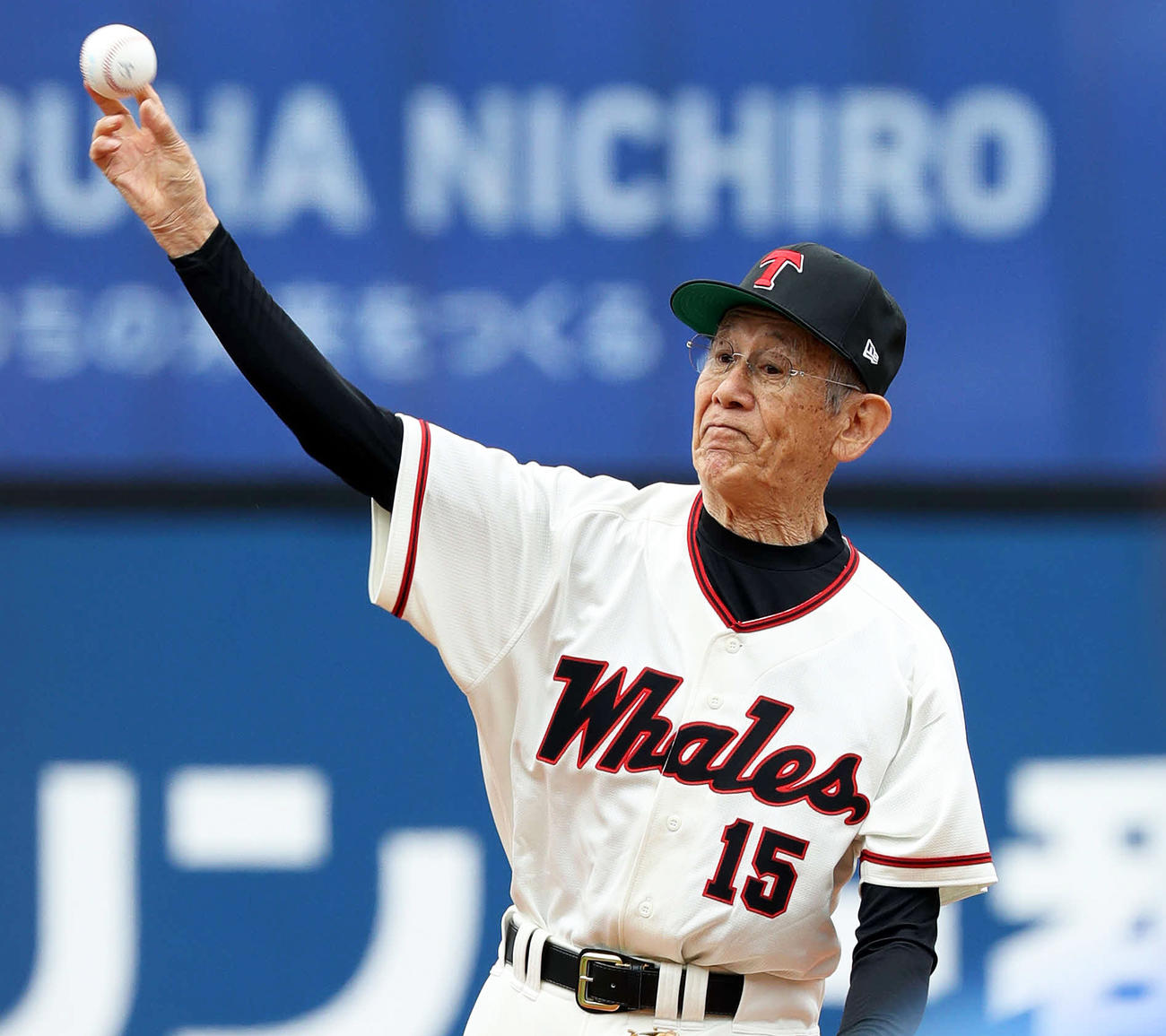 19年4月、DeNA－広島戦で始球式を行う稲川誠さん