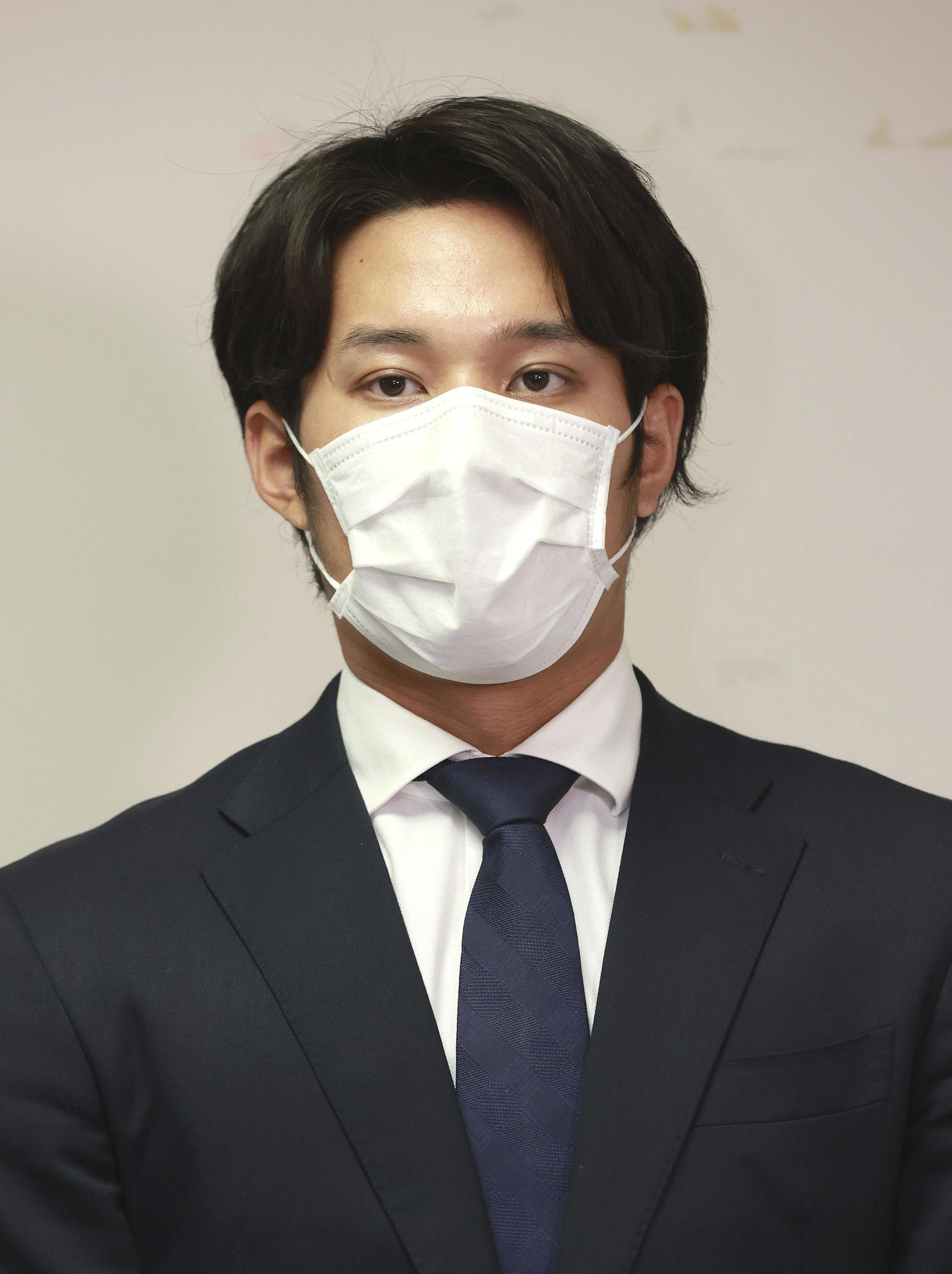 甲子園球場に隣接する球団事務所で記者会見する阪神藤浪（代表撮影）