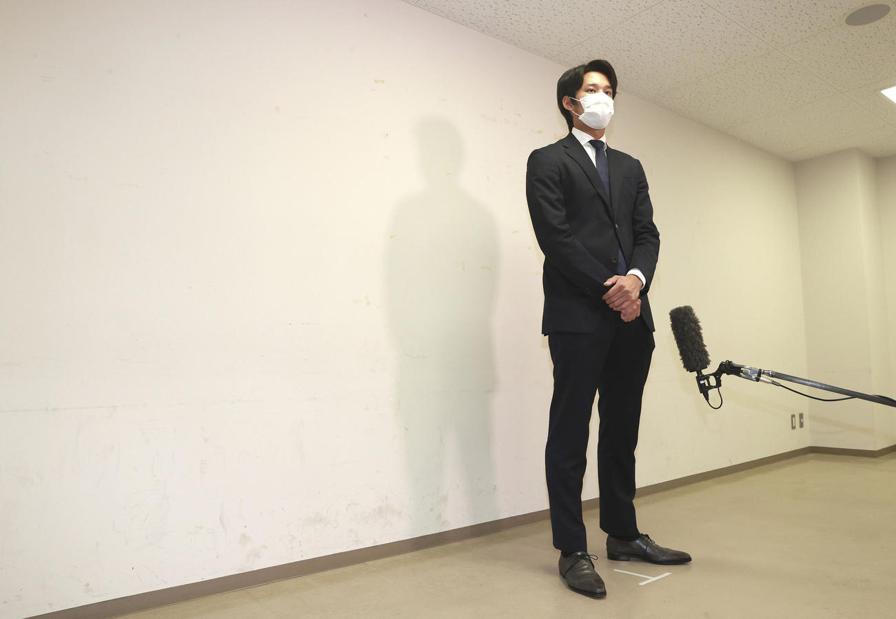 甲子園球場に隣接する球団事務所で記者会見する阪神藤浪（代表撮影）