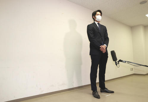 甲子園球場に隣接する球団事務所で記者会見する阪神藤浪（代表撮影）