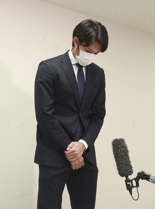 甲子園球場に隣接する球団事務所で記者会見する阪神藤浪（代表撮影）