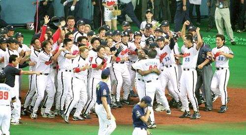 01年9月25日、代打逆転サヨナラ満塁優勝決定本塁打を放った北川を抱きしめるローズ