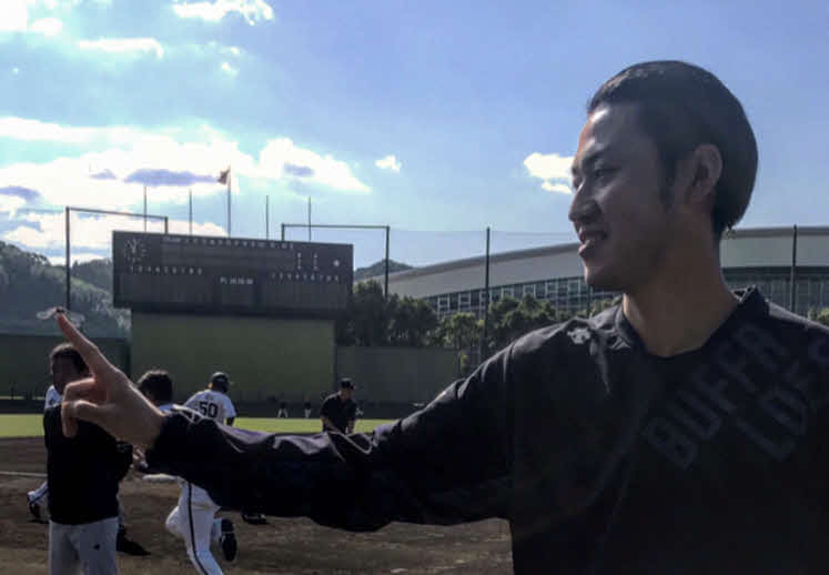 秋季キャンプの練習中に偶然と飛んできたトンボを指に止めるオリックス事業企画部宣伝グループ仁藤拓馬氏（撮影・真柴健）