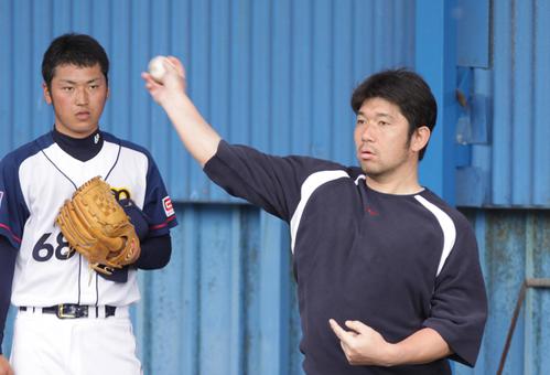 09年2月、春季キャンプで野茂英雄TA（右）から指導を受ける仁藤拓馬