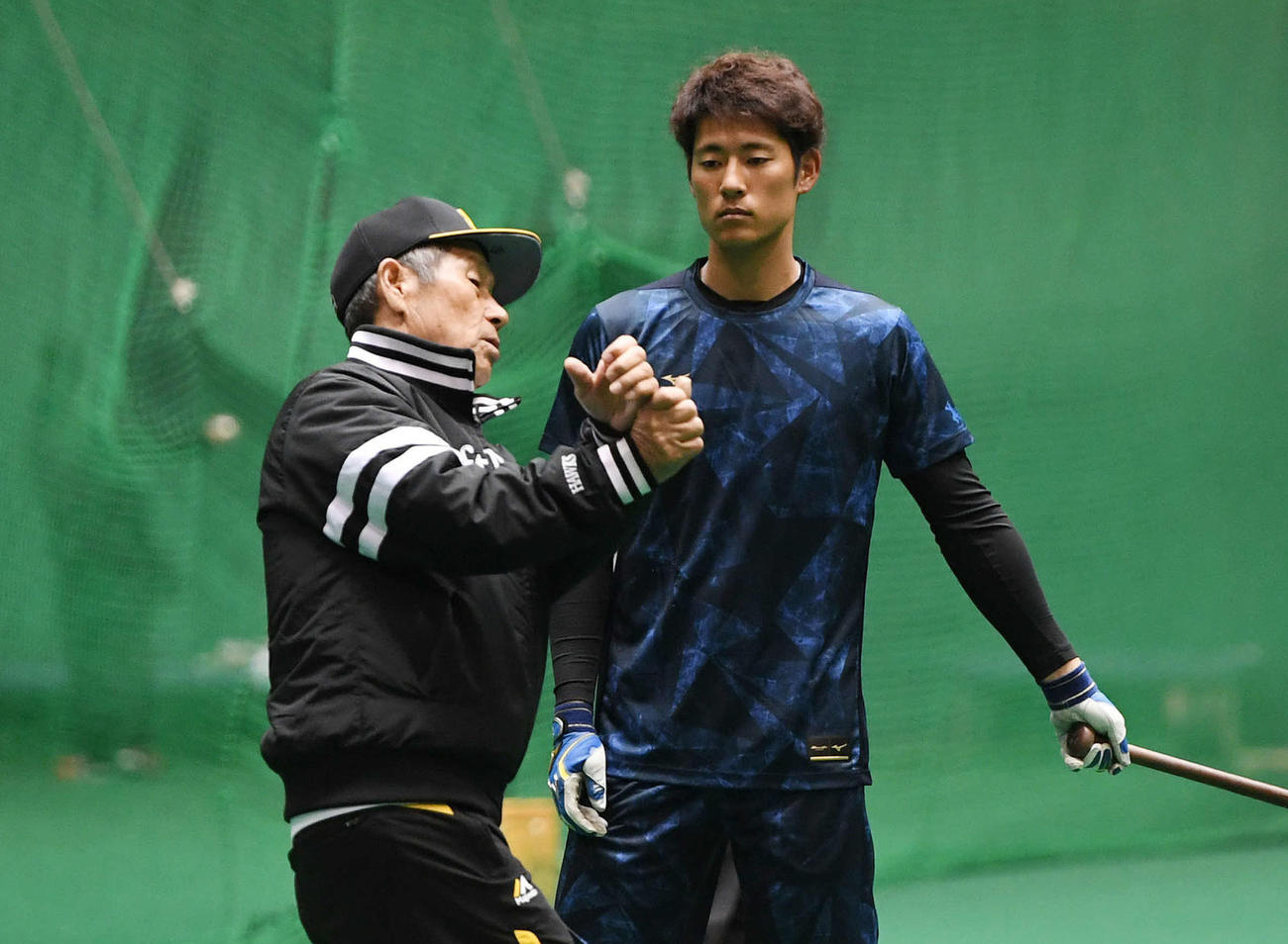上林に指導する金星根コーチングアドバイザー（左）（2020年2月18日撮影）