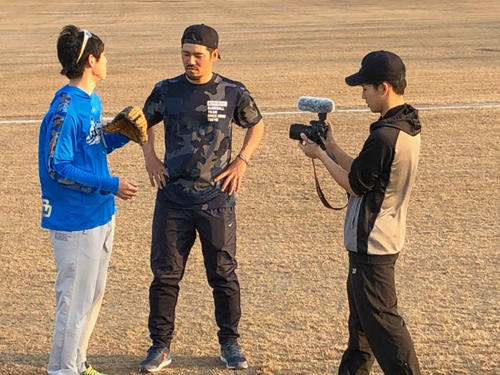 元阪神の田上健一さん（左）は動画クリエイターに転身し、YouTubeチャンネル作成に日々奮闘する（田上さん提供）