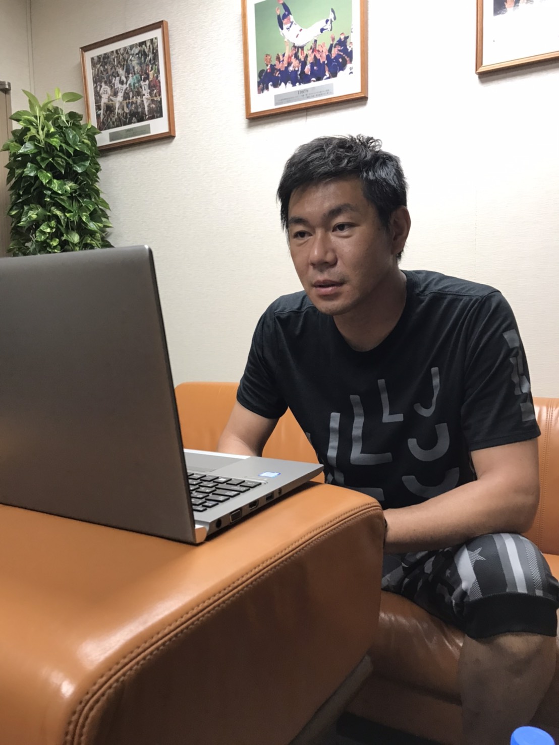 オンライン会議システム「Zoom」で取材に応じたヤクルト宮出ヘッドコーチ（球団提供）