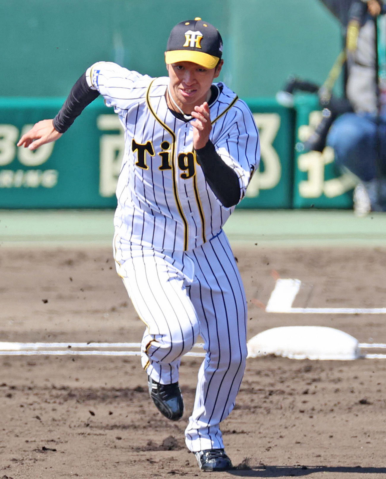走塁練習を行う近本光司