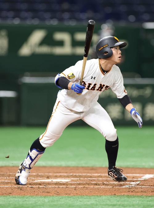 巨人対西武　3回裏巨人無死、右越え本塁打を放つ松原（撮影・河野匠）