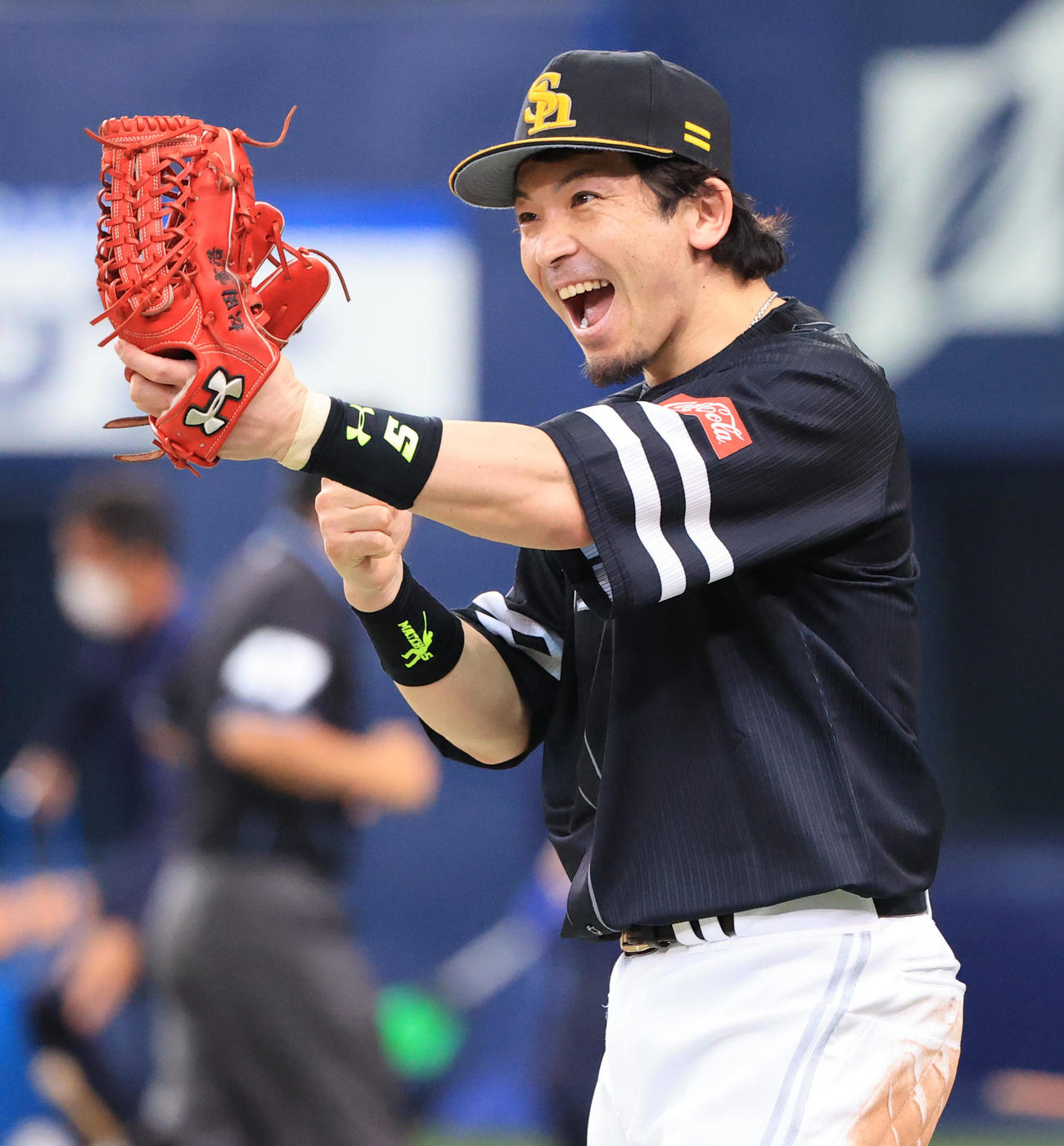 好捕したバレンティンを笑顔で出迎える松田宣浩（2020年6月2日）